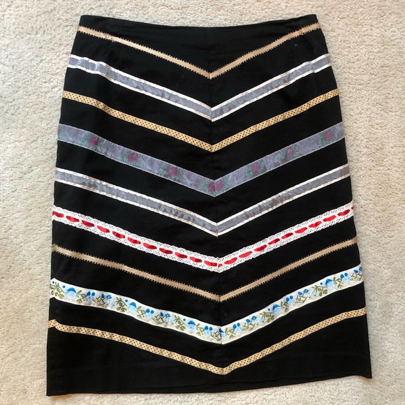 Size 6 pencil skirt with ribbon design - Picture 1 of 2